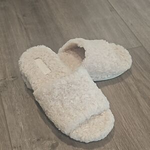 NEW IN BOX Vince Cream Fuzzy Slippers Sz 6.5